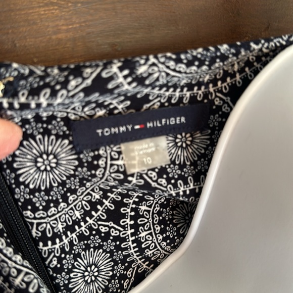 Flowy and comfortable flare sleeve Tommy Hilfiger dress; size 10 - Picture 3 of 6